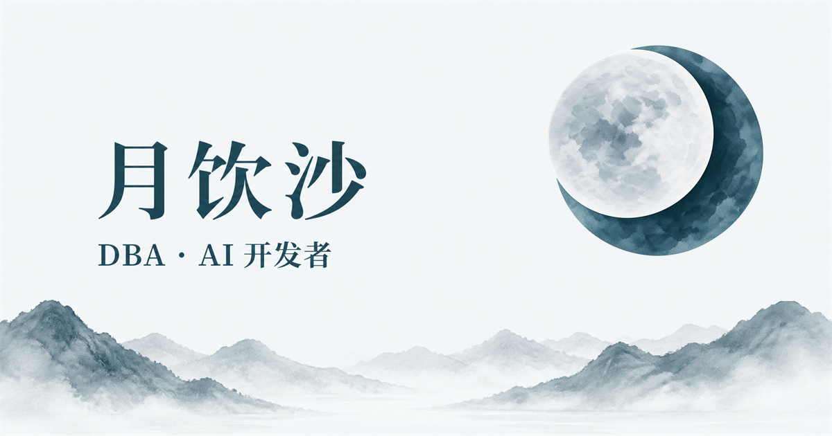 深青色的圆月，映着层叠的墨色山丘